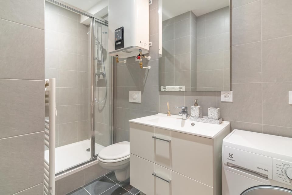 Shower, Toilet, Bathroom