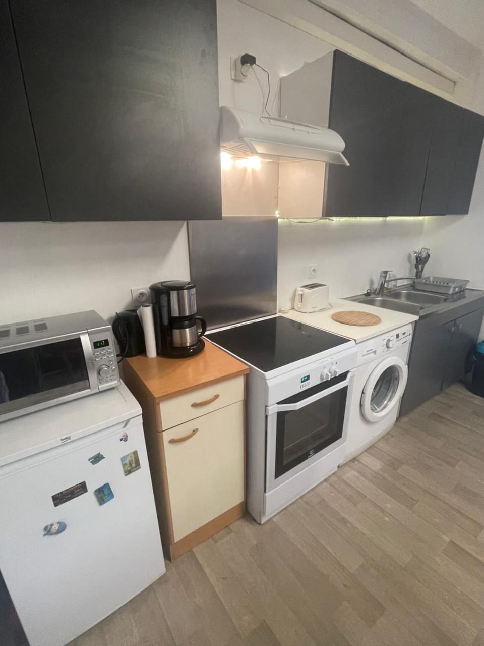Kitchen or kitchenette, washing machine