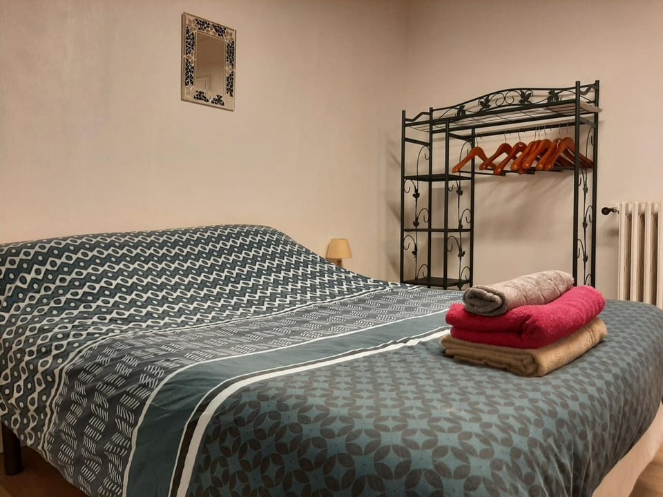Bedroom, towels