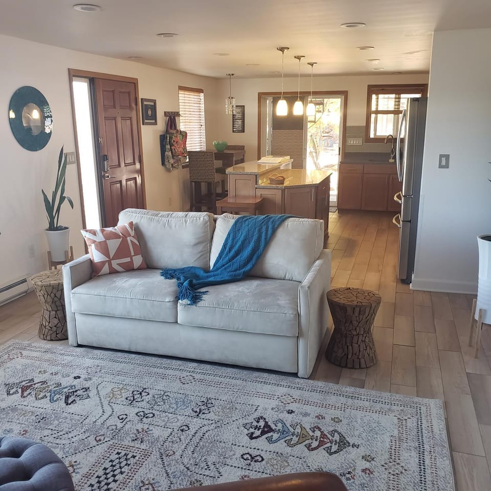 Water View Home Apartment in Bryn Mawr-Skyway