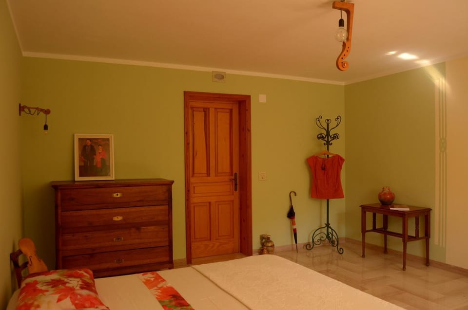 Bed, Day, Summer, Photo of the whole room, Decorative detail, Bedroom