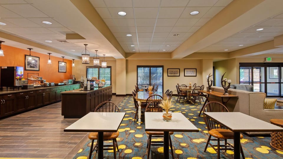 Restaurant/places to eat, Food and drinks, Dining area, On site, Food, Breakfast, Drinks