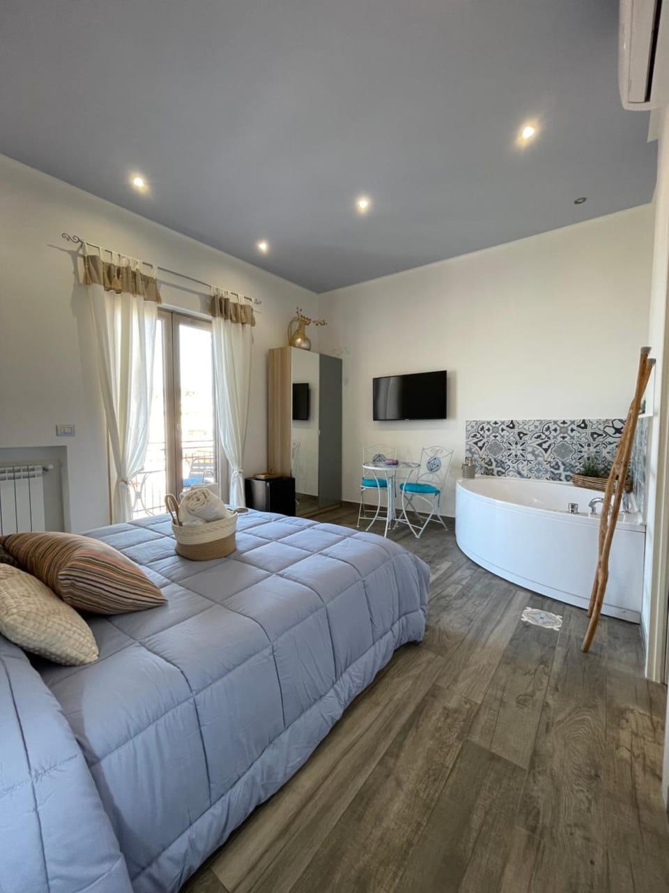 Bed, Hot Tub, TV and multimedia, Photo of the whole room, Bedroom, hair dresser, wardrobe