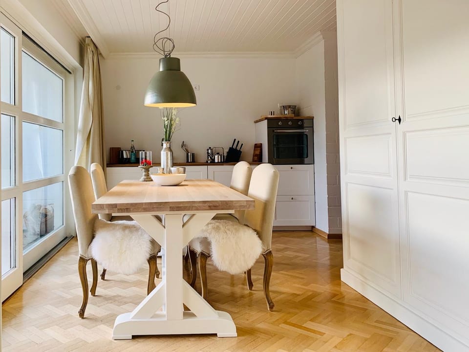 Kitchen or kitchenette, Seating area, Dining area