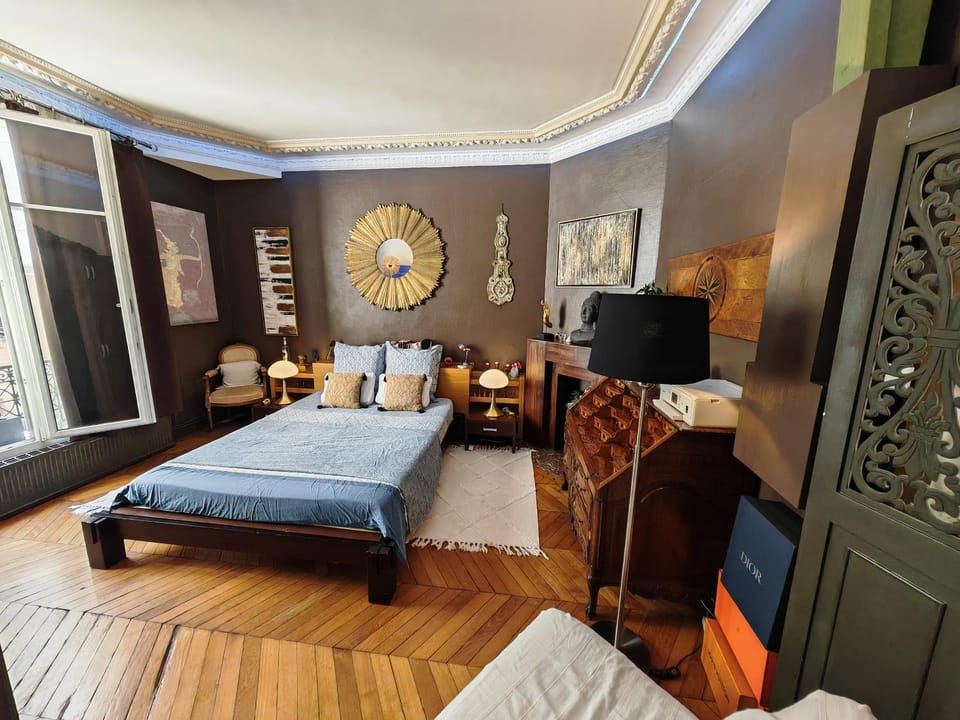 Photo of the whole room, Bedroom