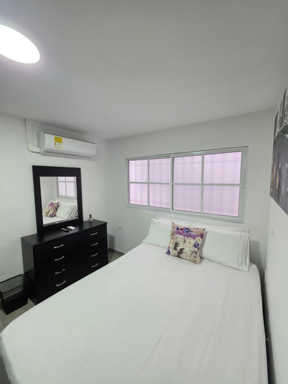 Staff, Staff, Bed, Photo of the whole room, Bedroom, furniture, furniture, air conditioner, air conditioner