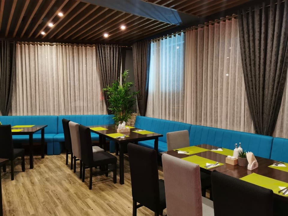 Restaurant/places to eat, Lounge or bar