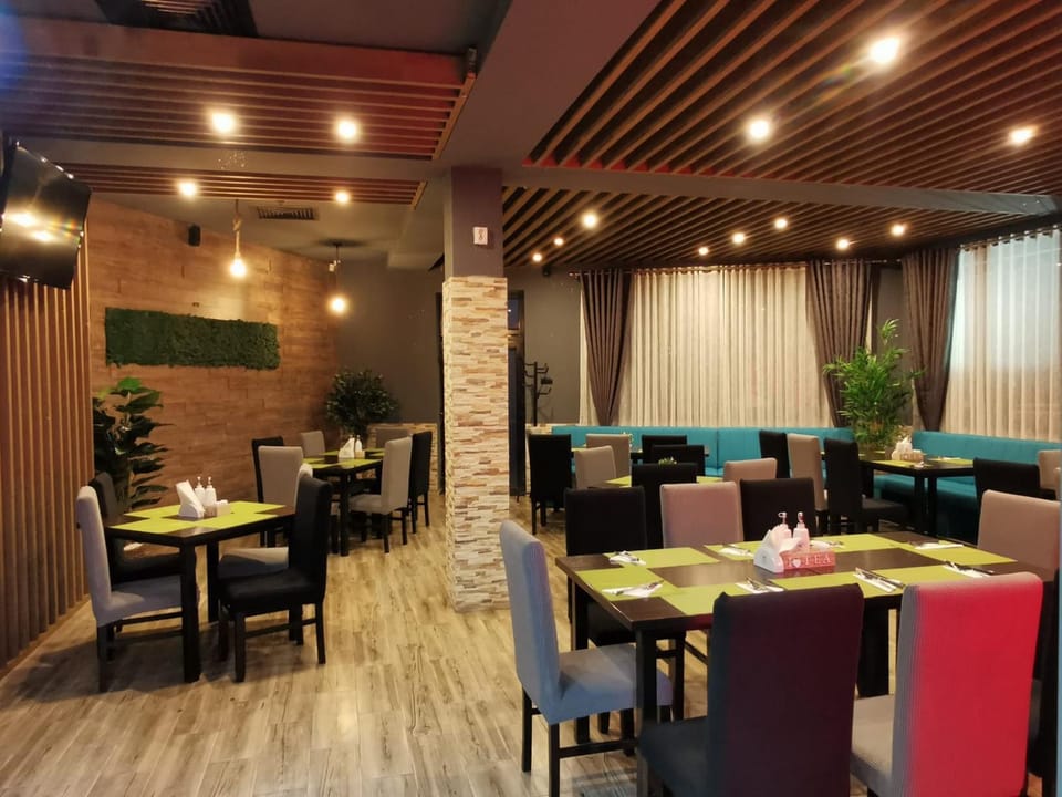 Restaurant/places to eat, Lounge or bar, Breakfast