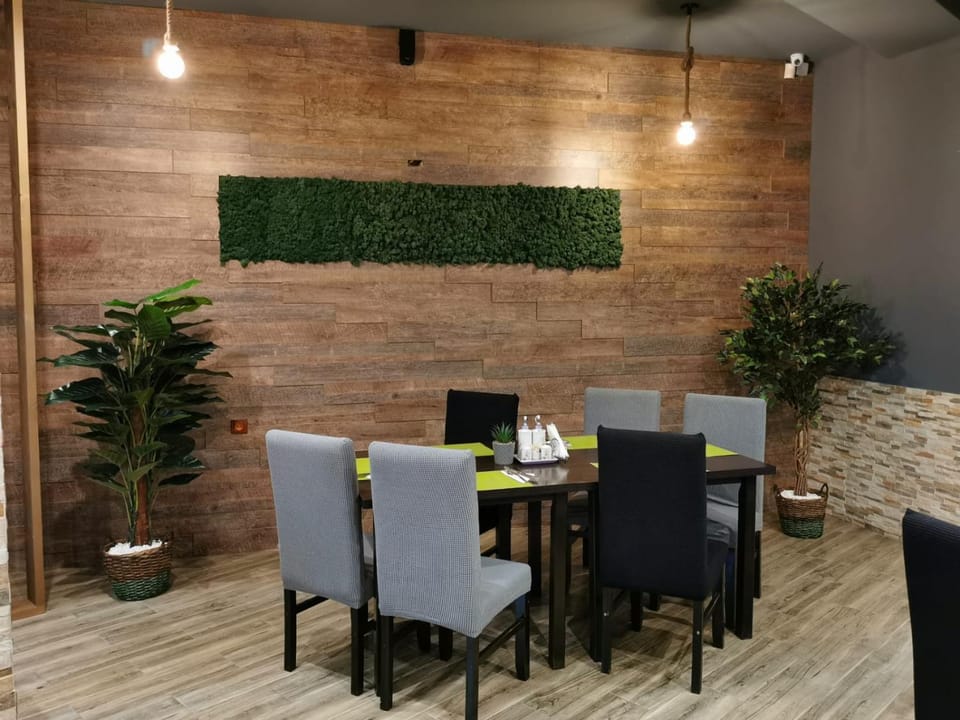 Restaurant/places to eat, Lounge or bar