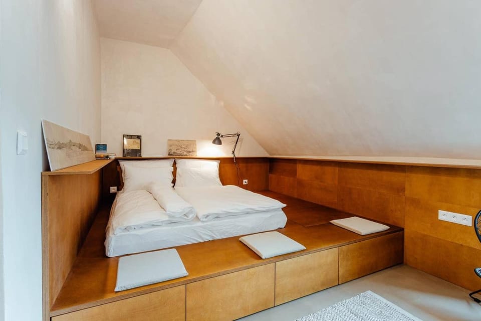 Photo of the whole room, Bedroom
