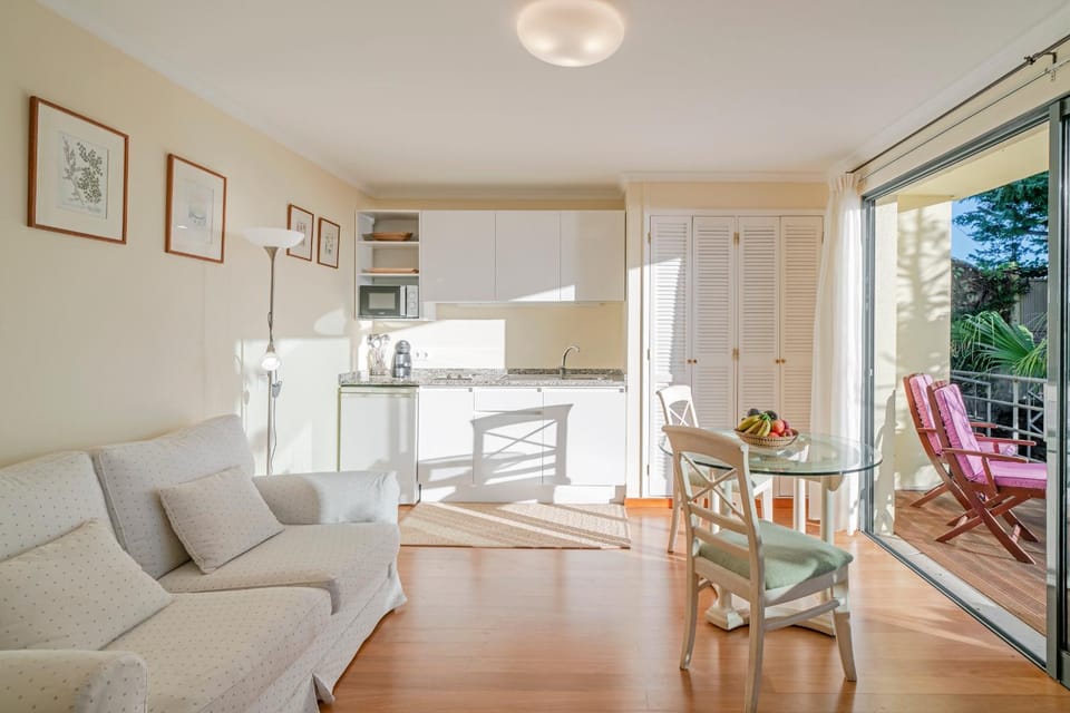 Kitchen or kitchenette, Living room, Seating area, Dining area