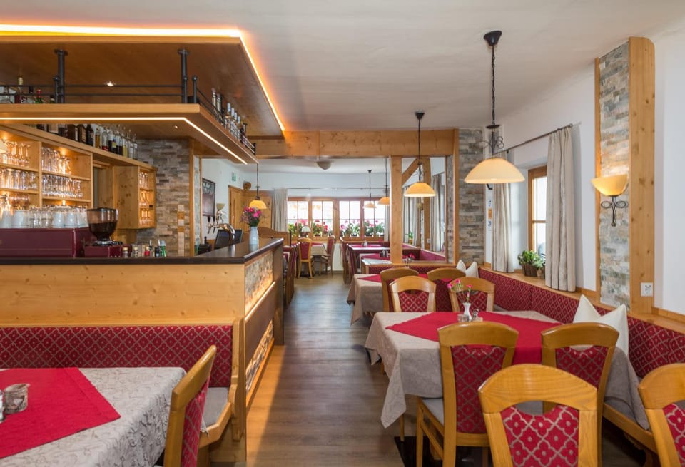 Restaurant/places to eat, Lounge or bar