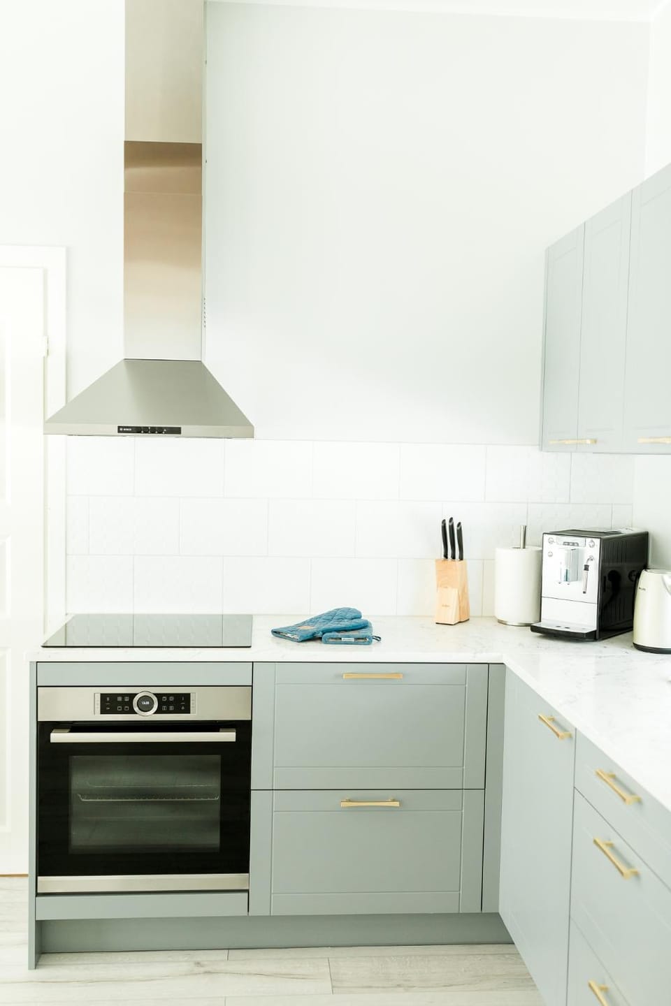 Coffee/tea facilities, Kitchen or kitchenette, stove