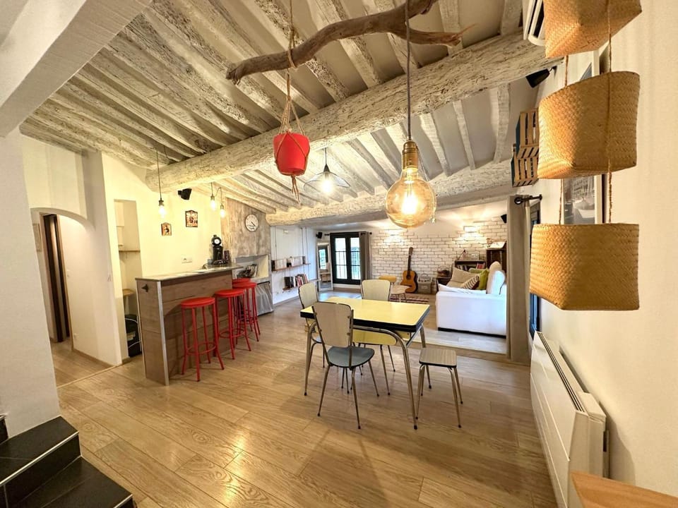 Kitchen or kitchenette, Living room, Lounge or bar, Seating area, Dining area, stove