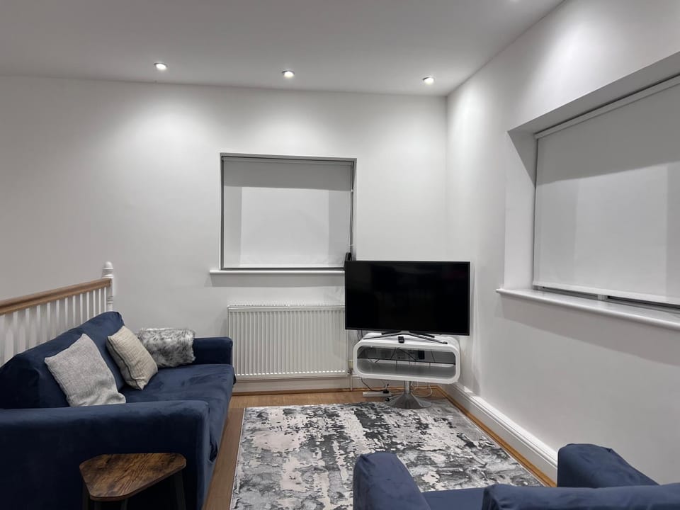 Beautiful 1 BED Serviced APARTMENT COBHAM Town Centre Apartment in England