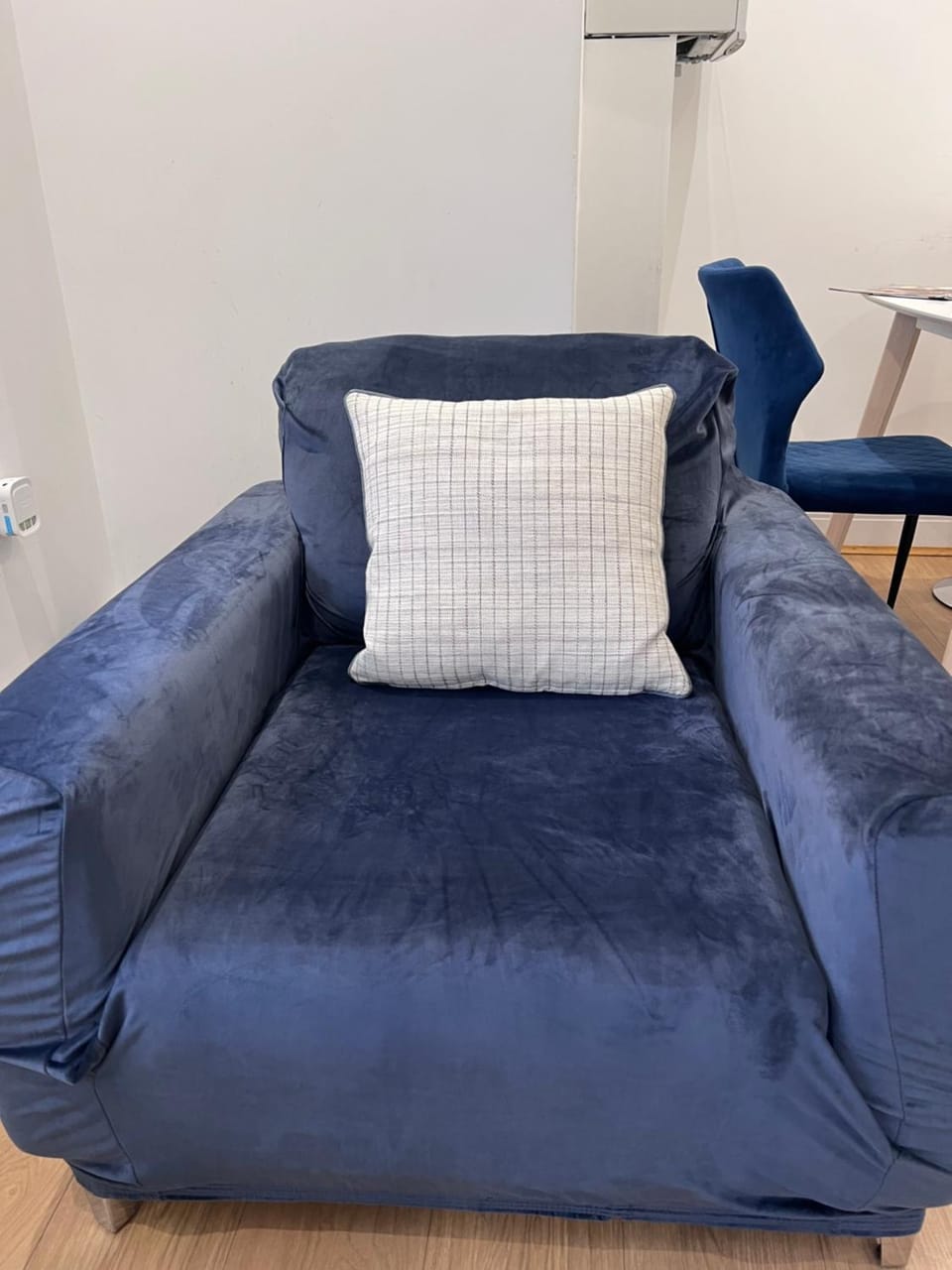 Beautiful 1 BED Serviced APARTMENT COBHAM Town Centre Apartment in England