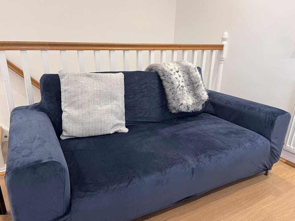 Beautiful 1 BED Serviced APARTMENT COBHAM Town Centre Apartment in England