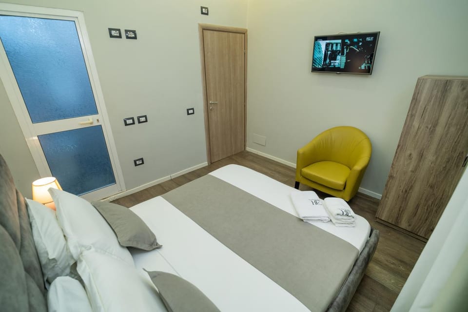 Bed, TV and multimedia, Bedroom, towels