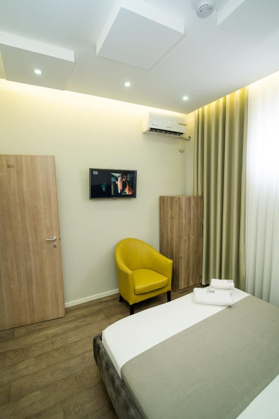 Bed, TV and multimedia, Photo of the whole room, Bedroom, air conditioner