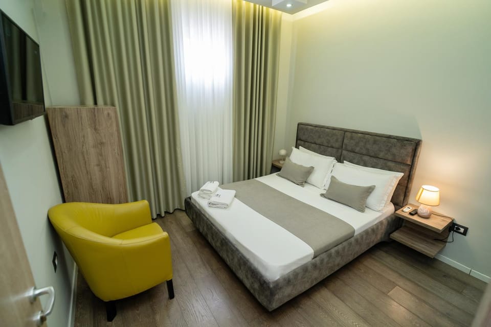 Bed, Photo of the whole room, Seating area, towels