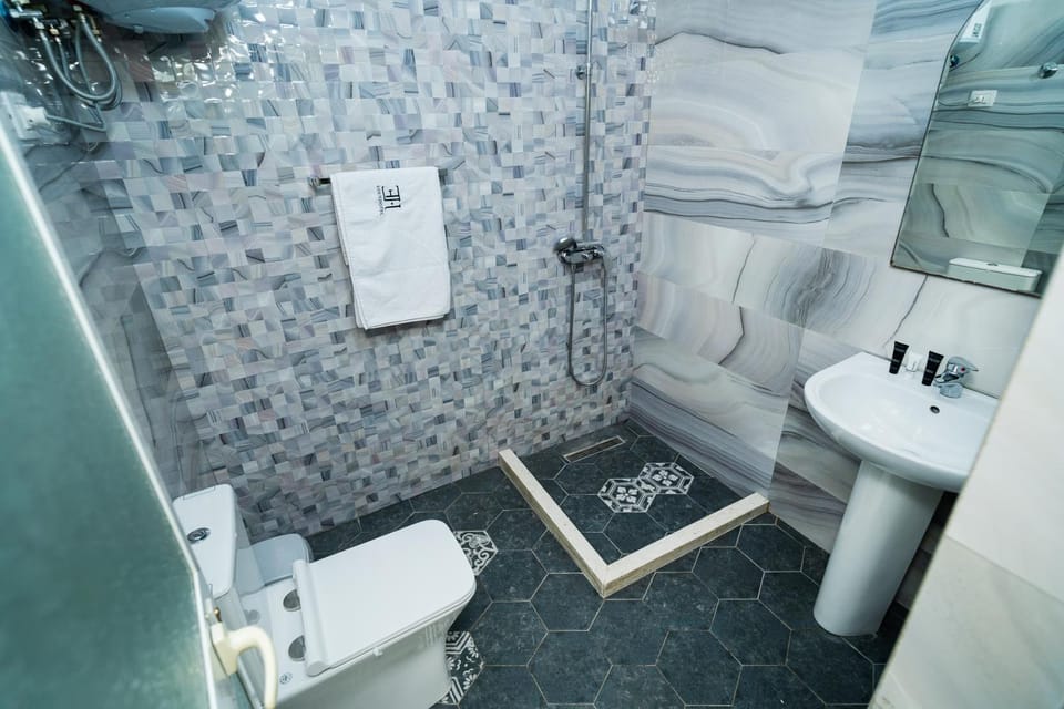 Shower, Toilet, Bathroom, towels