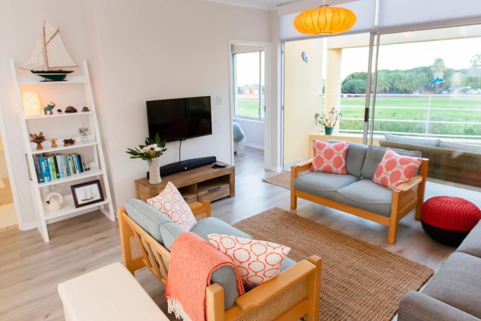 Patio, Library, Bathroom, TV and multimedia, Balcony/Terrace, Living room, Seating area, Dining area, Bedroom