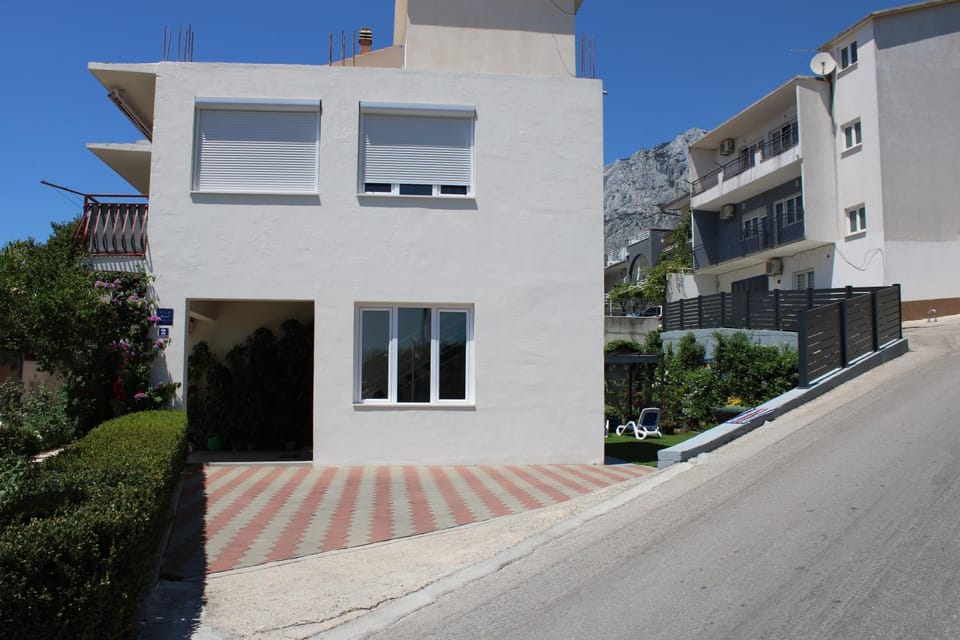 Property building, Facade/entrance, Neighbourhood, Parking