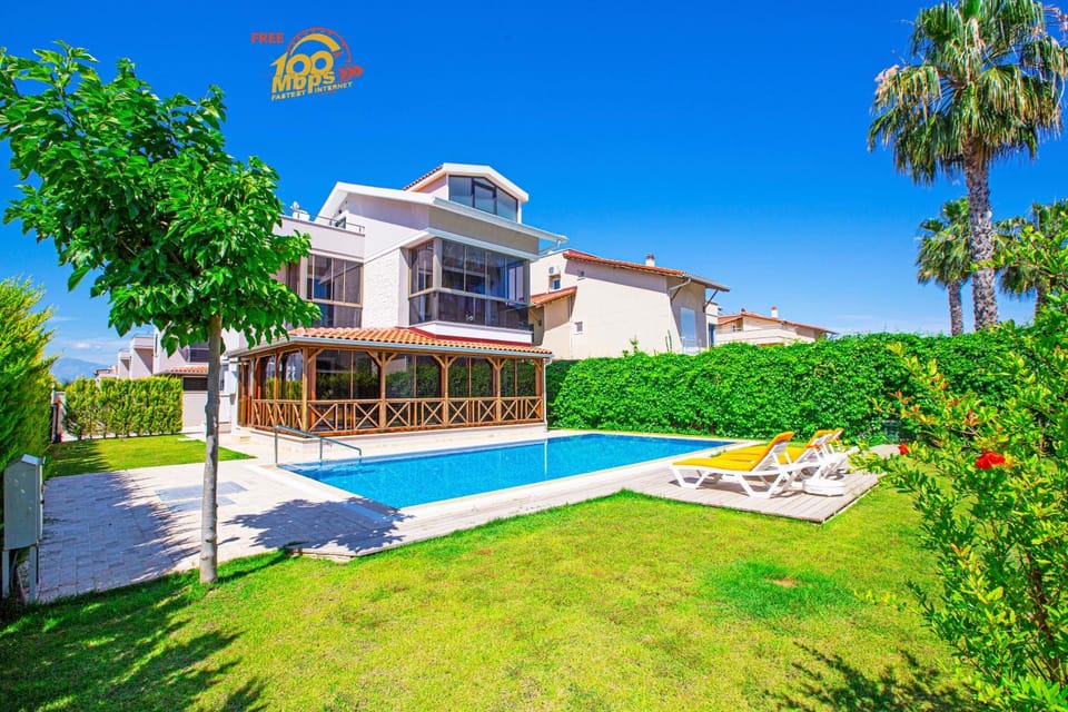 Property building, Patio, Spring, Day, Natural landscape, Garden, Garden view, Pool view, Swimming pool, sunbed