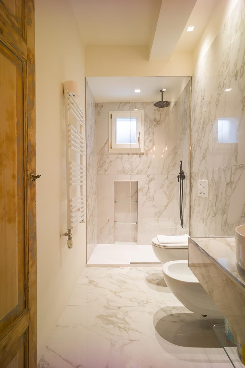 Shower, Toilet, heating, towels
