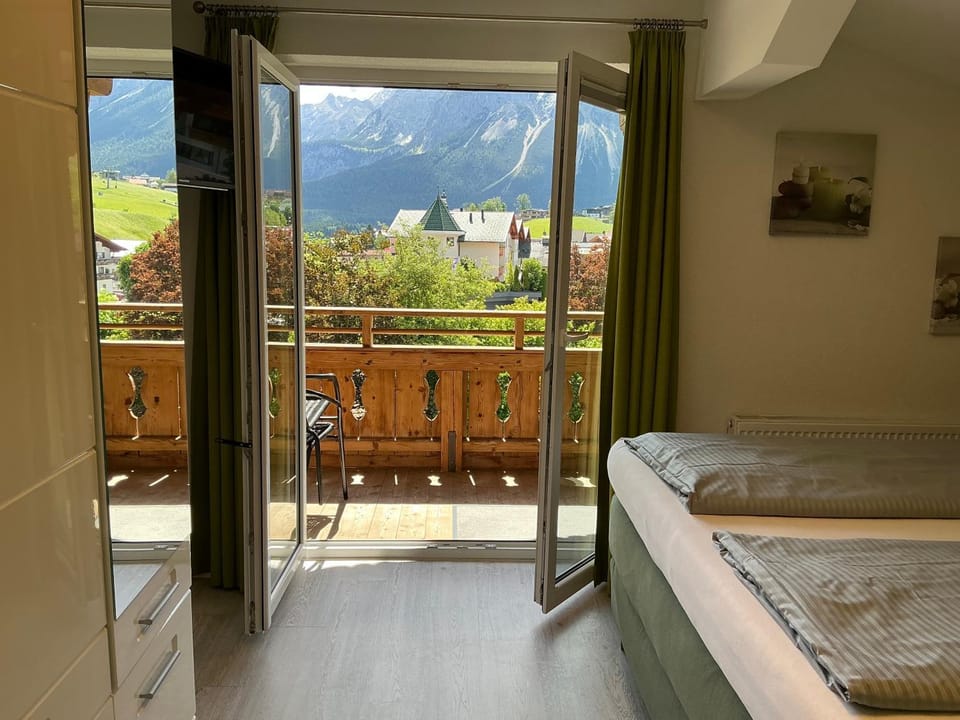 Balcony/Terrace, Photo of the whole room, Mountain view