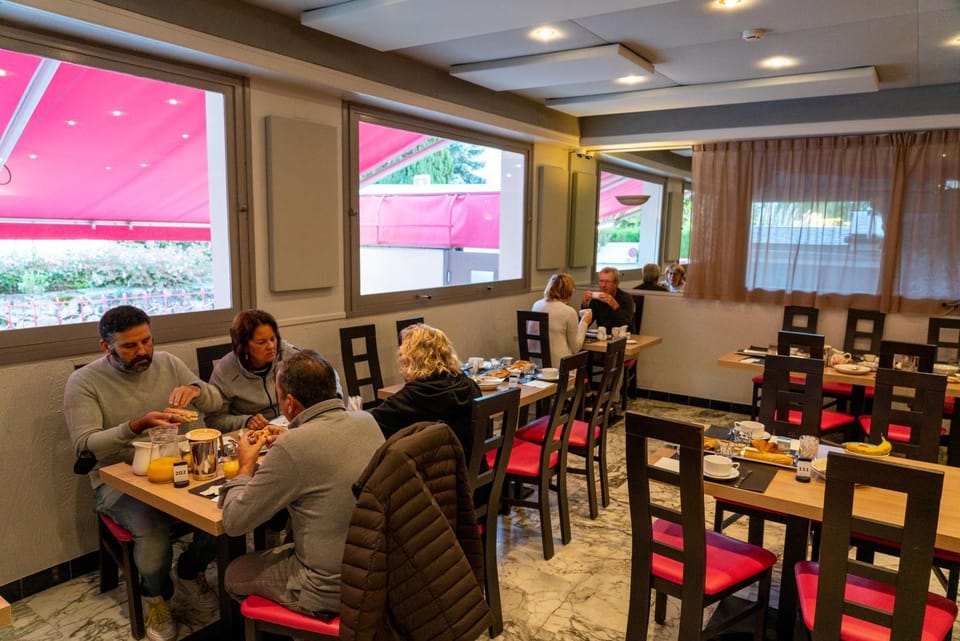 Restaurant/places to eat, People