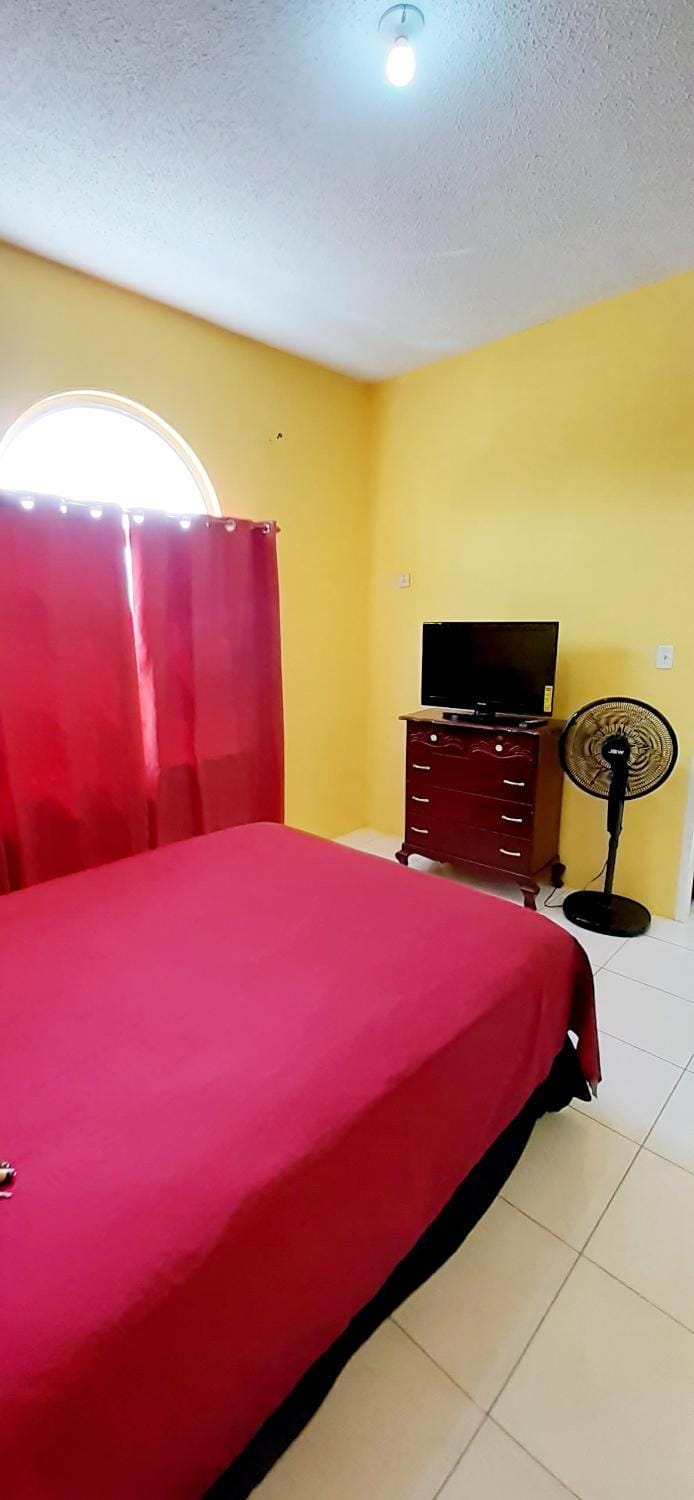 Bed, TV and multimedia, Photo of the whole room, Bedroom