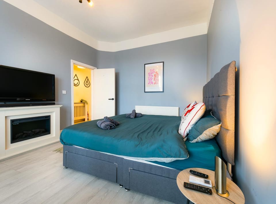 TV and multimedia, Bedroom, flat iron