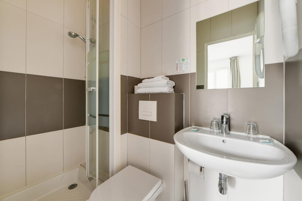 Shower, Toilet, Toilet, Staff, Bathroom, Decorative detail