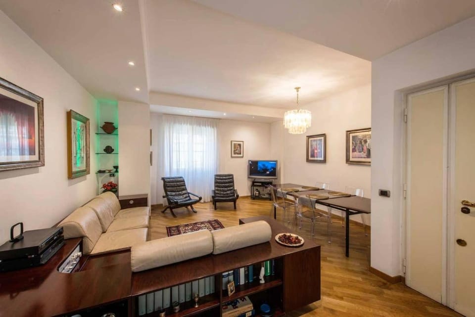 TV and multimedia, Living room, Lounge or bar, Seating area, Dining area, locker