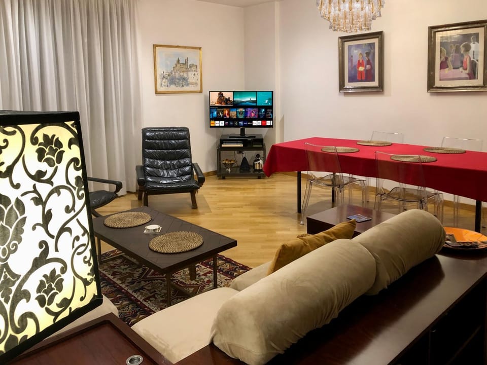 TV and multimedia, Living room, Seating area, Dining area