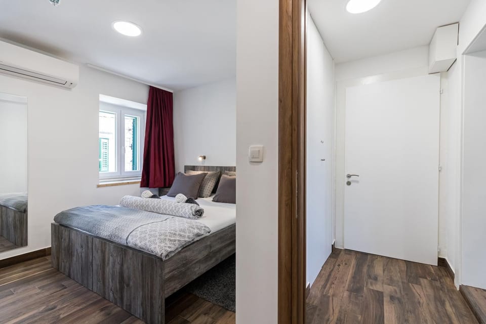 Apinelo Port Rooms Bed and Breakfast in Split
