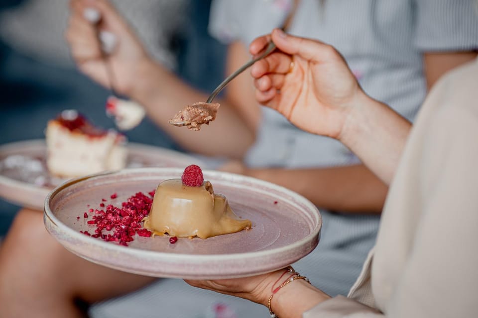 Restaurant/places to eat, People, Food and drinks, Food