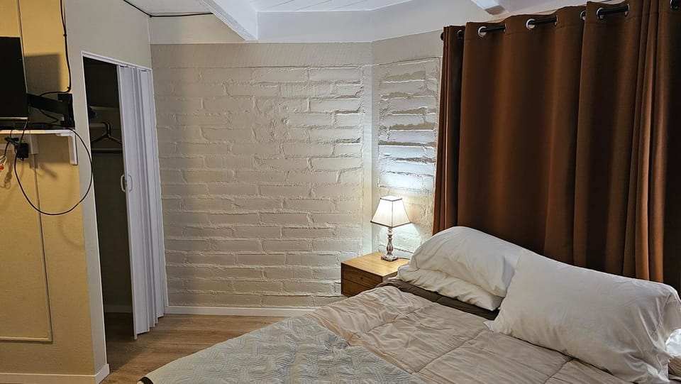 Bed, TV and multimedia, Bedroom