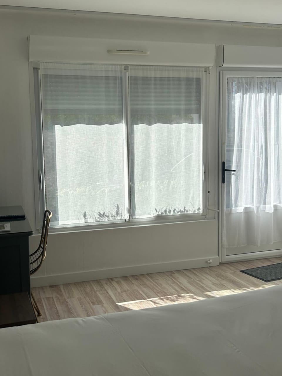 Photo of the whole room, Quiet street view