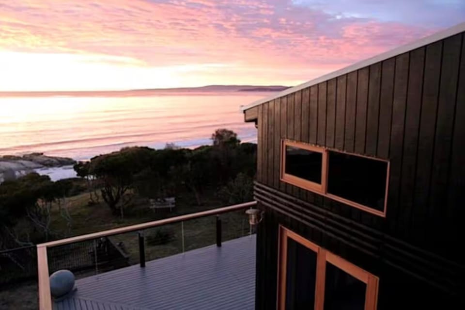 Driftwood Bay of Fires House in Tasmania