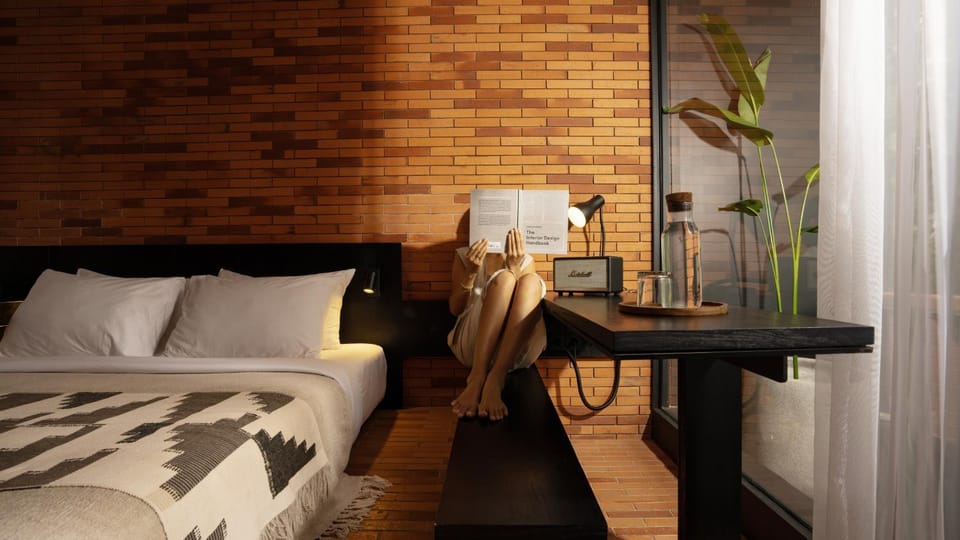 Bed, Seating area, Bedroom, Guests