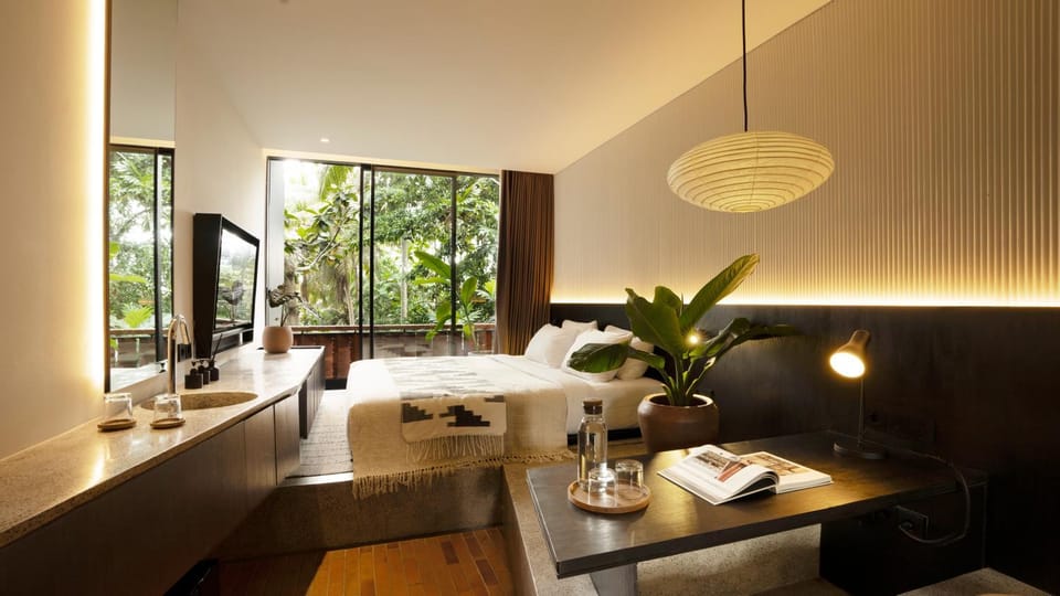 Bed, TV and multimedia, Bedroom
