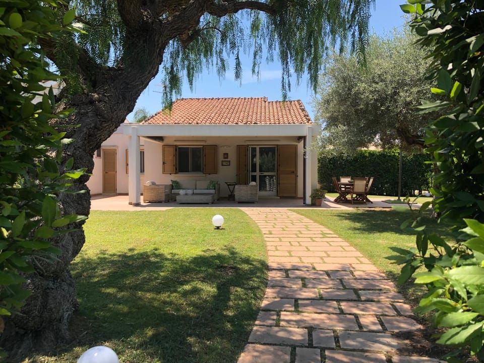 Property building, Facade/entrance, Garden
