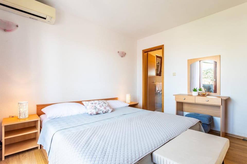 Bed, air conditioner
