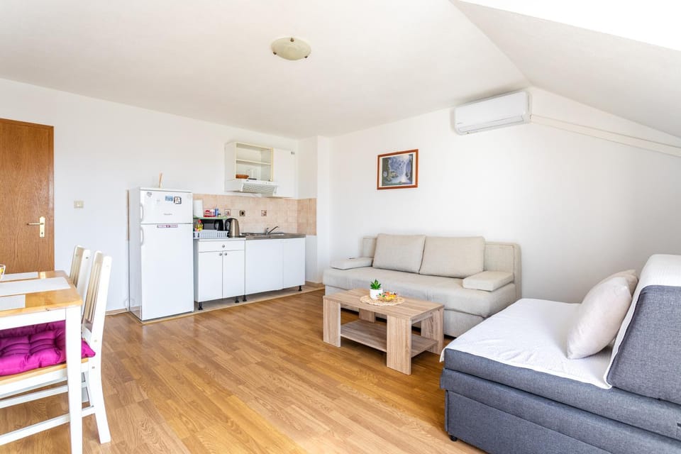 Kitchen or kitchenette, Seating area