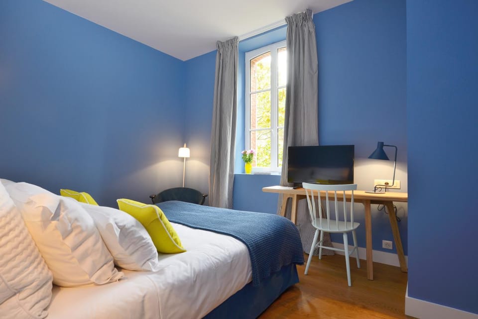 Bed, TV and multimedia, Photo of the whole room, Bedroom