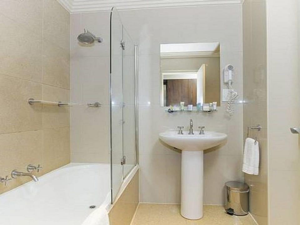 Shower, Toilet, Bathroom, Bath, towels