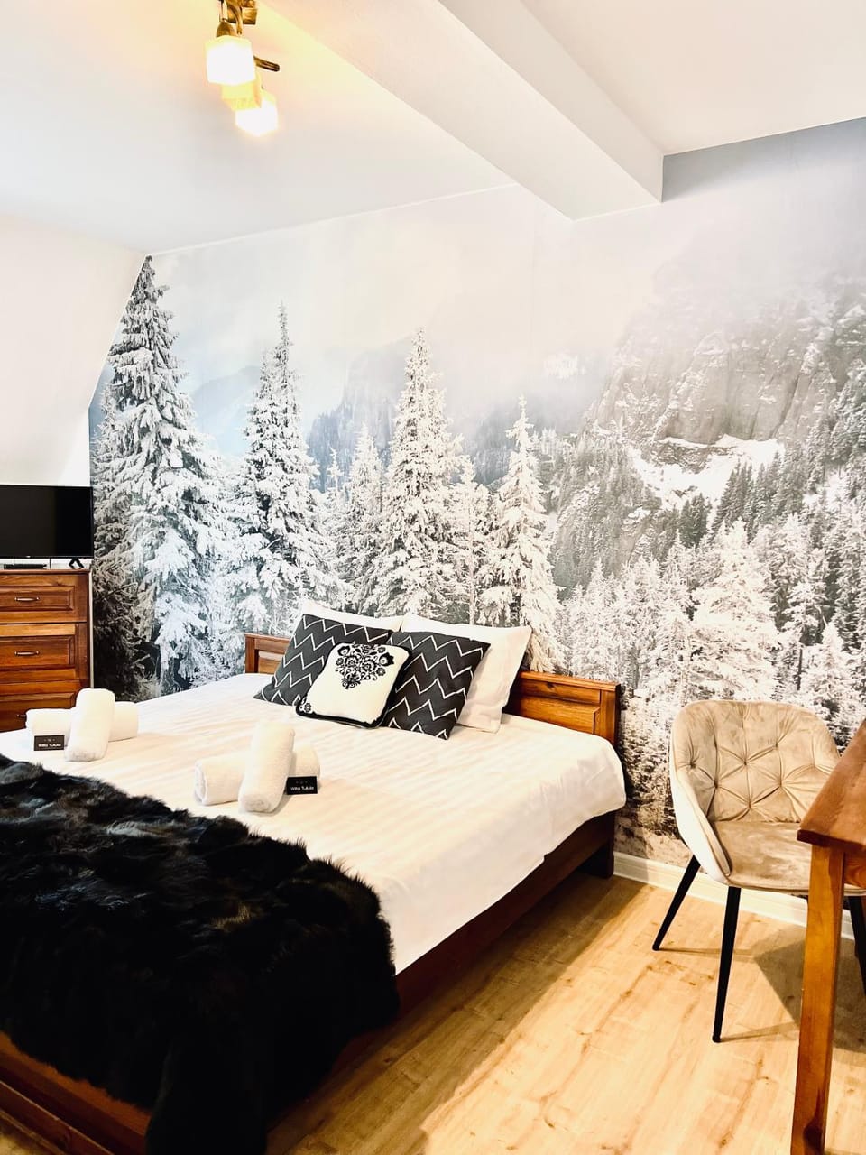 Bed, Natural landscape, Winter, Photo of the whole room, Seating area, Bedroom, Mountain view