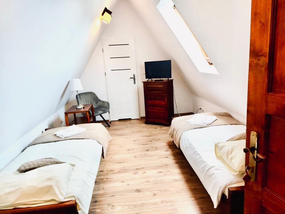 Bed, TV and multimedia, Bedroom